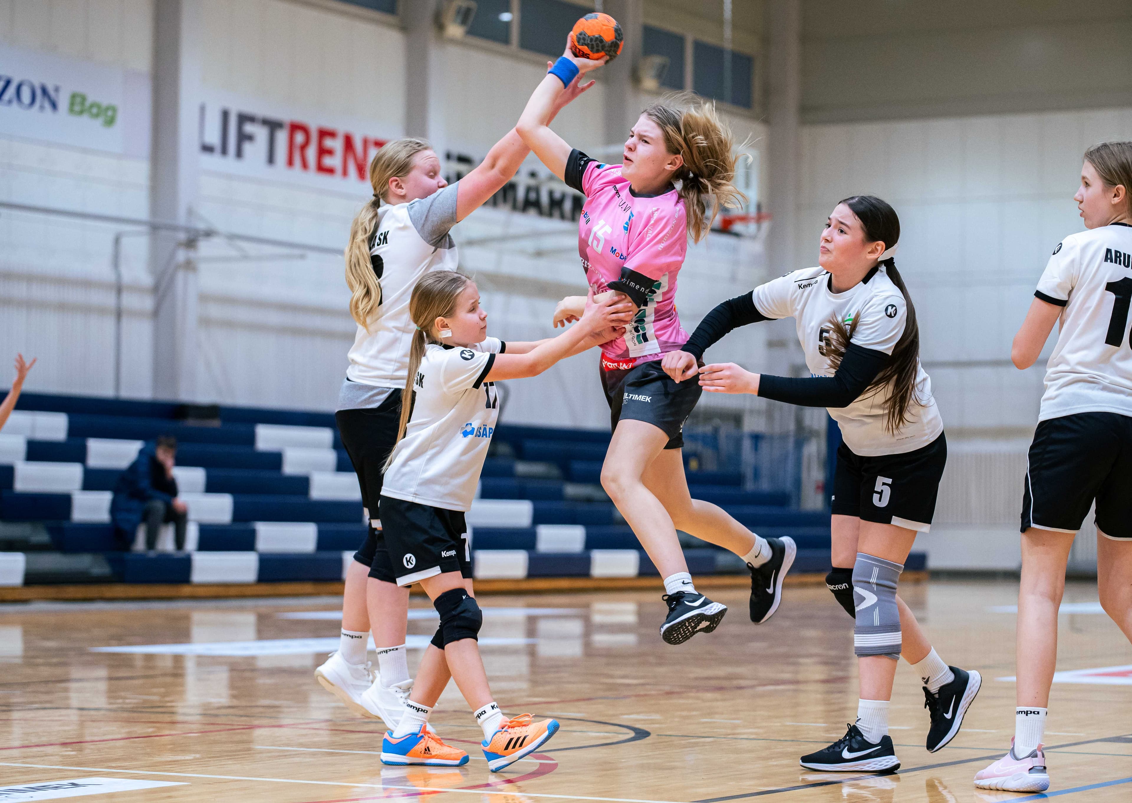 Tütarlaste U12 2025 Eesti meistrivõistlustel käsipallis on I etapil jäänud mängida veel viimane võistluspäev