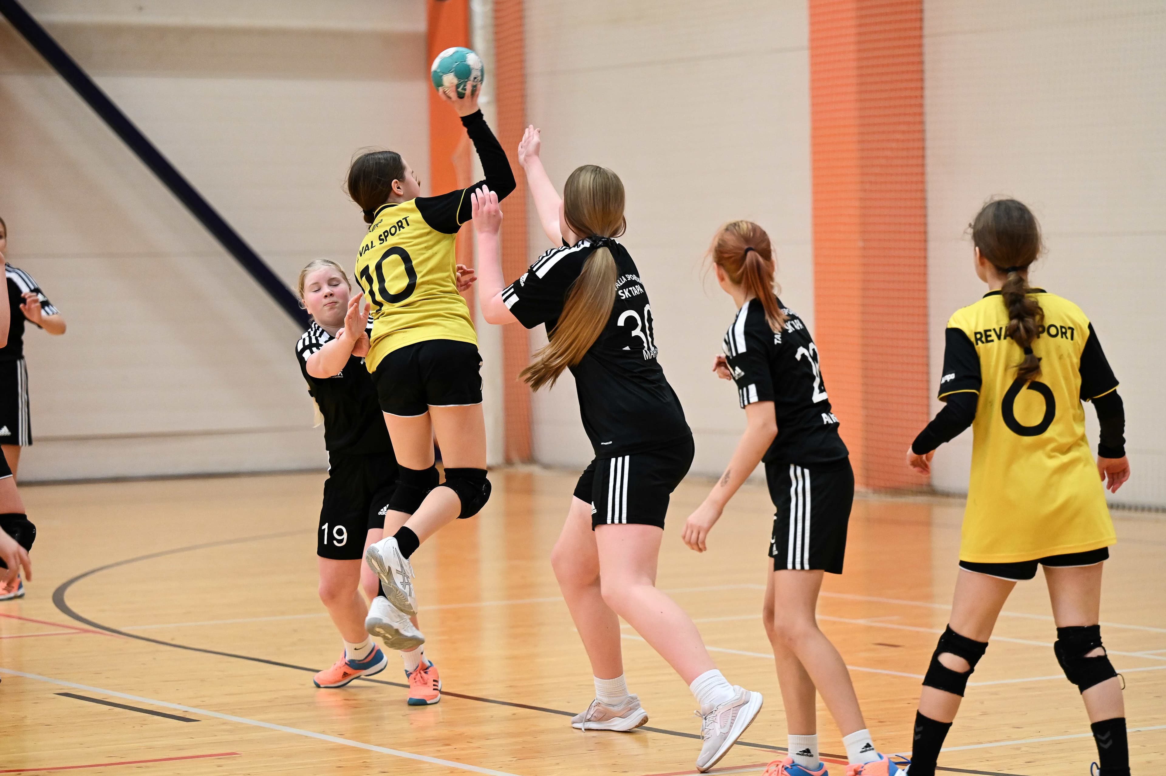 Tütarlaste U14 2025 Eesti meistrivõistlustel käsipallis on jäänud mängida veel viimane võistluspäev