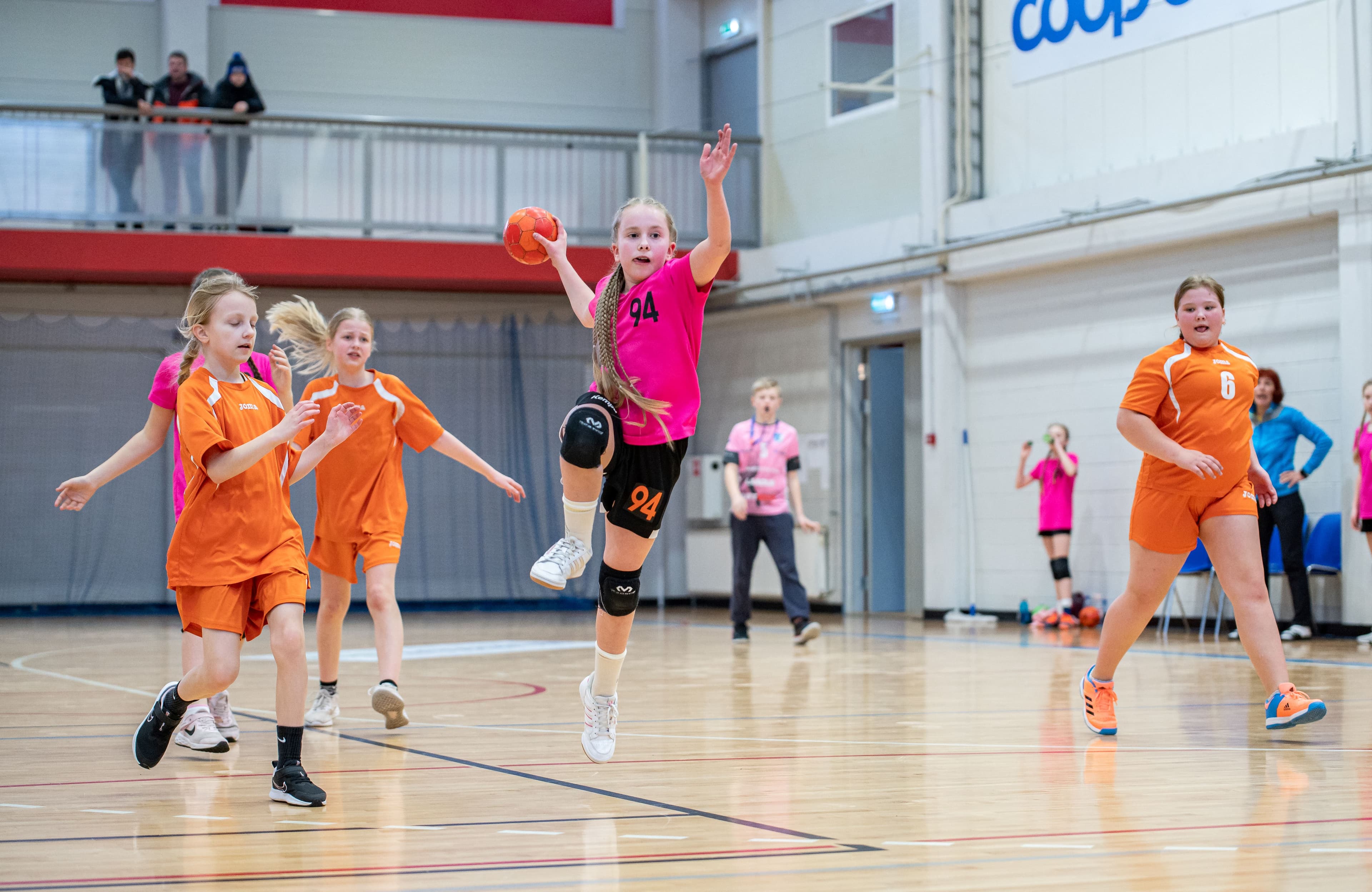 Tütarlapsed mängisid käsipalli miniliiga 4. etapi Kehras